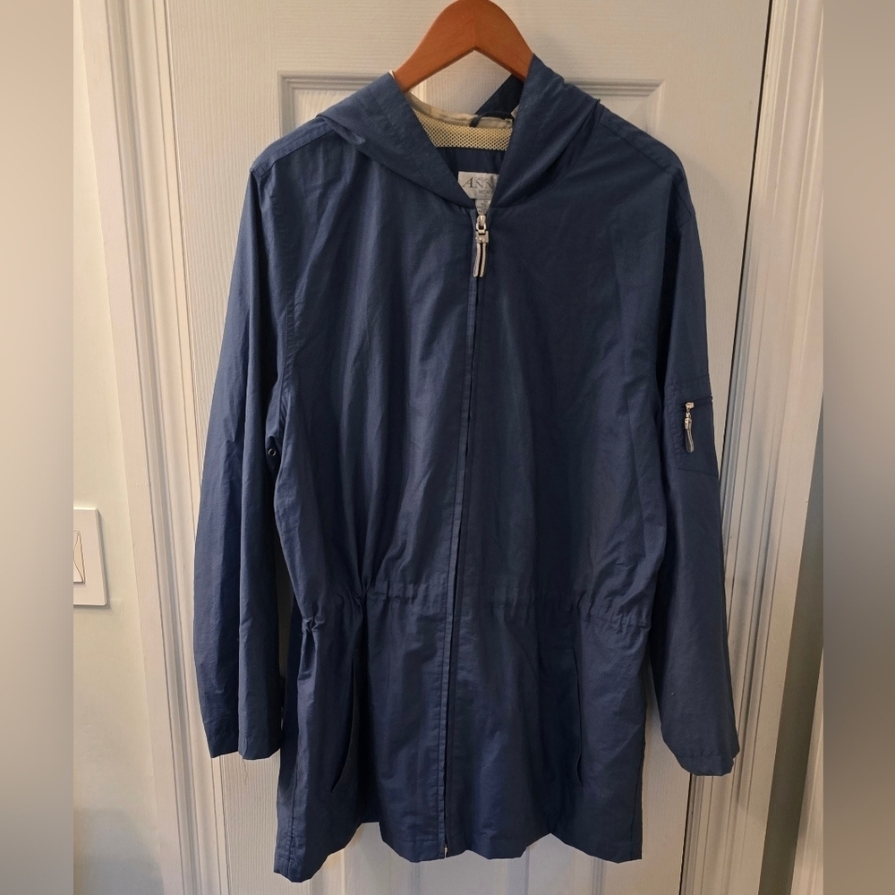 Casual Corner Annex Woman Blue Hooded Zip-Up Windbreaker Jacket, Size 1X. (1202)